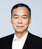 第44讲  刘小京
中国科学院遗传与发育生物学研究所农业资源研究中心党委书记、副主任、博士、二级研究员、中国科学院大学教授、博士生导师。享受国务院政府特殊津贴专家，兼任中国科学院盐碱地资源高效利用工程实验室主任、中国土壤学会盐碱土专业委员会主任、盐碱地生态修复国家创新联盟副理事长。主要从事盐碱区水土资源高效利用研究与示范工作，包括盐碱地改良与利用、咸水安全灌溉和盐生植物开发利用等。参加工作以来，先后承担国家973、国家科技支撑、国家自然基金、国际合作、中国科学院知识创新、河北省科技支撑计划等课题50余项。发明了咸水冬季结冰灌溉改良盐碱地技术，创立了基于秸秆深埋隔盐的盐碱地快速增产技术，探索了盐生植物适应盐渍环境的机理，评价了盐碱地改良的生态效应，形成了“适盐用盐，以盐治盐”的盐碱地高效利用模式。近年来主持承担了国家科技支撑计划项目“渤海粮仓科技示范工程”，项目2016年写入中央1号文件